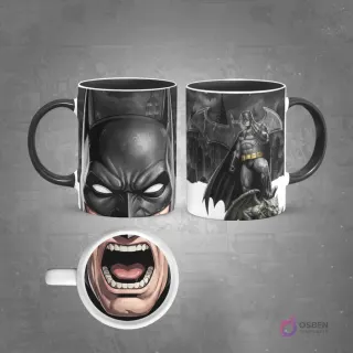 Taza de sublimación con diseño de Batman, mostrando un primer plano de su máscara oscura y el personaje completo sobre un fondo de Gotham en tonos grises. En la base de la taza, una boca abierta. El asa de la taza es negra.