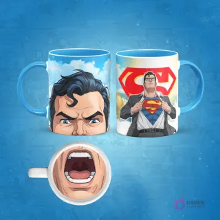 Taza de sublimación con diseño de Superman, mostrando un primer plano de su rostro enojado y Clark Kent abriendo su camisa para revelar el traje de Superman. En la base de la taza, una boca abierta. El asa de la taza es azul claro.