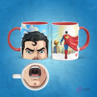 Taza de sublimación con diseño de Superman volando con el sol de fondo y un primer plano de su rostro enojado. En la base de la taza, una boca abierta. El asa de la taza es roja.