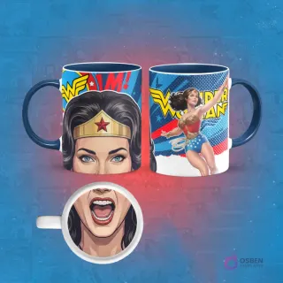 Taza de sublimación con diseño de Mujer Maravilla en pose heroica y un primer plano de su rostro serio. En la base de la taza, una boca abierta. El asa de la taza es azul oscuro.