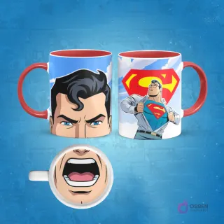 Taza de sublimación con diseño animado de Clark Kent abriendo su camisa para revelar el traje de Superman y un primer plano de su rostro. En la base de la taza, una boca abierta. El asa de la taza es roja.