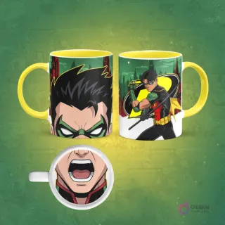 Taza de sublimación con diseño de Robin, mostrando su rostro con antifaz y el personaje completo con su bastón. En la base de la taza, una boca abierta. El asa de la taza es amarilla.