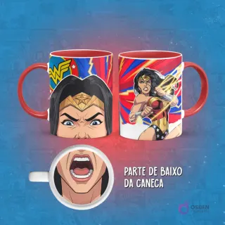 Taza de sublimación con diseño de Mujer Maravilla en pose de combate con espada y un primer plano de su rostro concentrado. En la base de la taza, una boca abierta. El asa de la taza es roja.