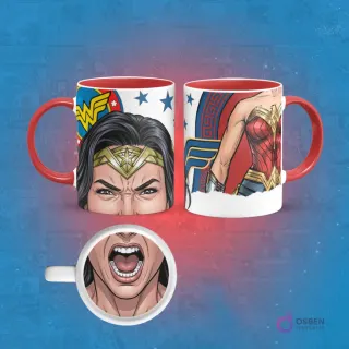Taza de sublimación con diseño de Mujer Maravilla en primer plano, mostrando su tiara y el personaje en pose de heroína. En la base de la taza, una boca abierta. El asa de la taza es roja.
