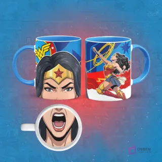 Taza de sublimación con diseño de Mujer Maravilla saltando con su lazo de la verdad y un primer plano de su rostro determinado. En la base de la taza, una boca abierta. El asa de la taza es azul.