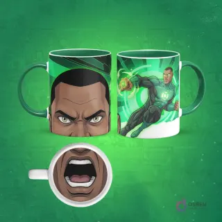 Taza de sublimación con diseño de Green Lantern (John Stewart) en pose de poder y un primer plano de su rostro serio. En la base de la taza, una boca abierta. El asa de la taza es verde oscuro.