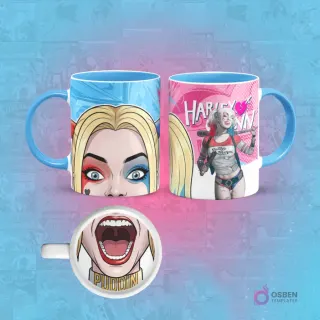 Taza de sublimación con diseño de Harley Quinn (estilo Margot Robbie), mostrando su rostro y el personaje completo con un bate, la palabra 'PUDDIN' en la boca. En la base de la taza, una boca abierta. El asa de la taza es azul claro.