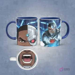 Taza de sublimación con diseño de Cyborg, mostrando un primer plano de su rostro cibernético y el personaje completo en un entorno tecnológico. En la base de la taza, una boca abierta. El asa de la taza es azul oscuro.
