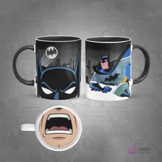 Taza de sublimación con diseño animado de Batman, mostrando un primer plano de su rostro y el personaje completo saltando sobre Gotham. En la base de la taza, una boca abierta. El asa de la taza es negra.