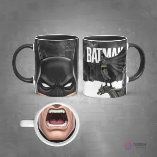 Taza de sublimación con diseño realista de Batman, mostrando un primer plano de su máscara y el personaje completo de pie sobre una gárgola en Gotham. En la base de la taza, una boca abierta. El asa de la taza es negra.