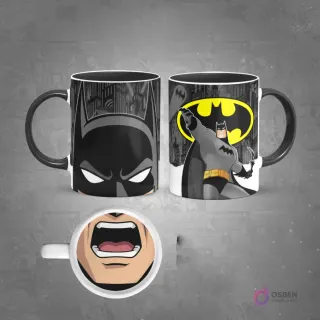 Taza de sublimación con diseño clásico de Batman, mostrando un primer plano de su máscara y el personaje completo con el símbolo del murciélago. En la base de la taza, una boca abierta. El asa de la taza es negra.