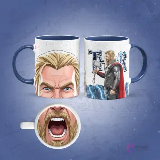 Taza de sublimación de Thor con borde azul marino, diseño frontal de su rostro concentrado y posterior con Mjolnir, con una boca abierta gritando en la base.