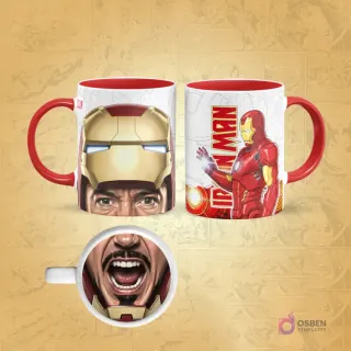 Taza de sublimación de Iron Man con borde rojo, diseño frontal de su casco clásico y posterior de cuerpo completo, con una boca abierta de Tony Stark en la base.