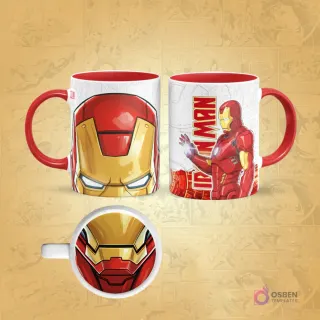 Taza de sublimación de Iron Man con borde rojo, diseño frontal de su casco cerrado y posterior con diseño de circuitos, con un detalle de la boca de la armadura en la base.