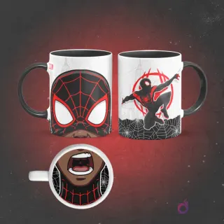 Taza de sublimación de Miles Morales Spider-Man con borde negro, diseño frontal de su máscara y posterior saltando, con una boca abierta en la base.