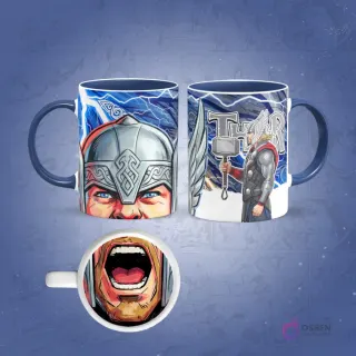 Taza de sublimación de Thor con borde azul marino, diseño frontal de su casco alado y posterior con rayos y Mjolnir, con una boca abierta gritando en la base.