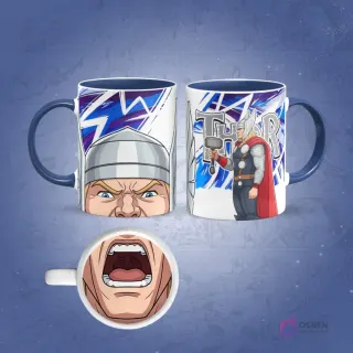 Taza de sublimación de Thor con borde azul marino, diseño frontal de su rostro serio y posterior con Mjolnir, con una boca abierta gritando en la base.