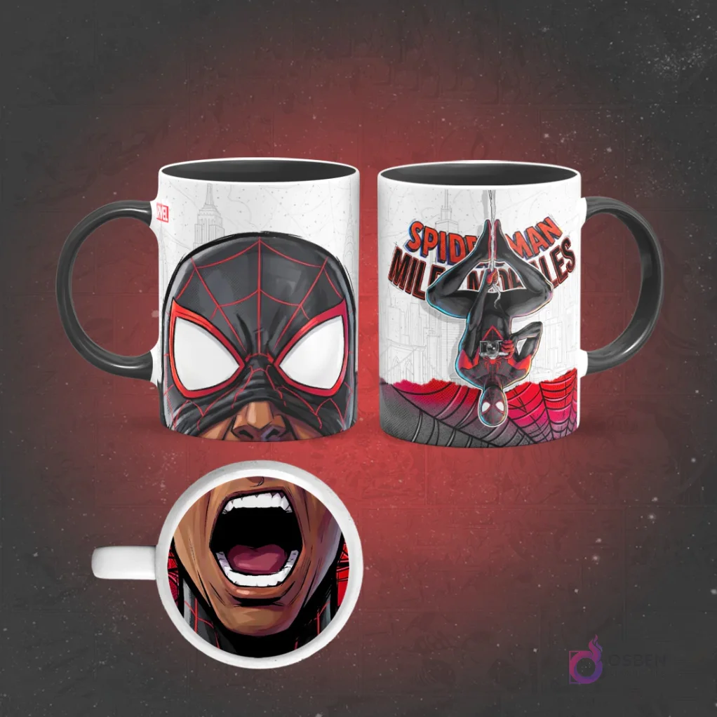 Taza de sublimación de Miles Morales Spider-Man con borde negro, diseño frontal de su máscara y posterior colgando boca abajo, con una boca abierta en la base.