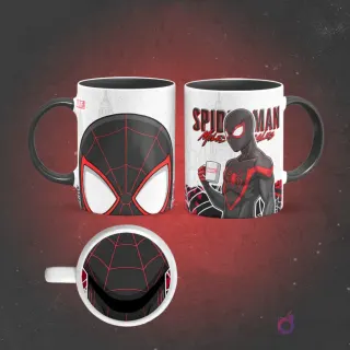 Taza de sublimación de Miles Morales Spider-Man con borde negro, diseño frontal de su máscara y posterior sosteniendo una taza, con una boca sonriente en la base.