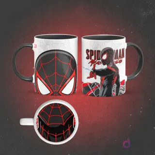 Taza de sublimación de Miles Morales Spider-Man con borde negro, diseño frontal de su máscara y posterior lanzando una telaraña, con una boca abierta en la base.