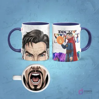 Taza de sublimación del Doctor Strange con borde azul marino, diseño frontal de su rostro y posterior realizando magia, con una boca abierta gritando en la base.