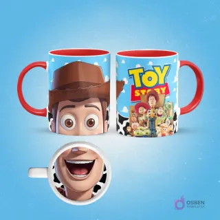 Taza de sublimación con diseño frontal del rostro de Woody de Toy Story y vista lateral del grupo de personajes con logo Toy Story, fondo azul cielo.