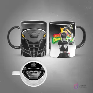 Taza de sublimación con diseño frontal de casco Power Ranger negro Mastodon y vista lateral del Ranger Negro con arma, fondo galáctico oscuro.