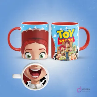 Taza de sublimación con diseño frontal del rostro de Jessie de Toy Story y vista lateral del grupo de personajes con logo Toy Story, fondo azul cielo.