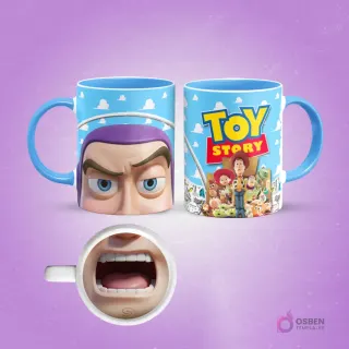 Taza de sublimación con diseño frontal del rostro de Buzz Lightyear de Toy Story y vista lateral del grupo de personajes con logo Toy Story, fondo azul cielo.