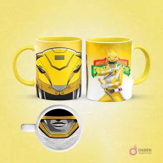 Taza de sublimación con diseño frontal de casco Power Ranger amarillo Sabretooth Tiger y vista lateral del Ranger Amarillo con dagas, fondo amarillo.