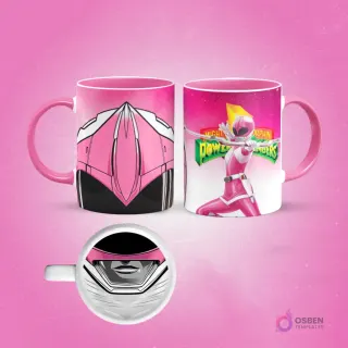 Taza de sublimación con diseño frontal de casco Power Ranger rosa Pterodactyl y vista lateral del Ranger Rosa con arco, fondo rosa.