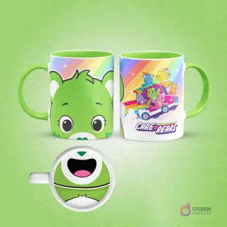 Taza de sublimación con diseño frontal del rostro de Good Luck Bear verde de los Care Bears y vista lateral de los Ositos Cariñositos en un auto, con arcoíris de fondo.