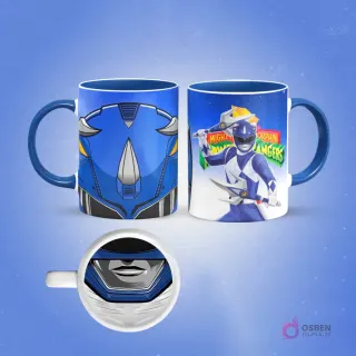 Taza de sublimación con diseño frontal de casco Power Ranger azul Triceratops y vista lateral del Ranger Azul con armas, fondo azul.
