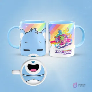 Taza de sublimación con diseño frontal del rostro dormido de Bedtime Bear azul claro de los Care Bears y vista lateral de los Ositos Cariñositos en un auto, con arcoíris de fondo.