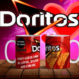 Mockup de dos tazas blancas con diseños de Doritos Nacho Cheese en rojo y frases de amor 'Exceso de Amor' sobre fondo degradado rosa y negro con logo Doritos.
