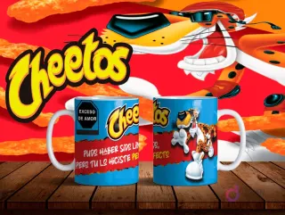 Mockup de dos tazas blancas con diseños de Chester Cheetos en azul y frase de amor 'Pudo haber sido imperfecto, pero tú lo hiciste perfecto' sobre fondo naranja de Cheetos.