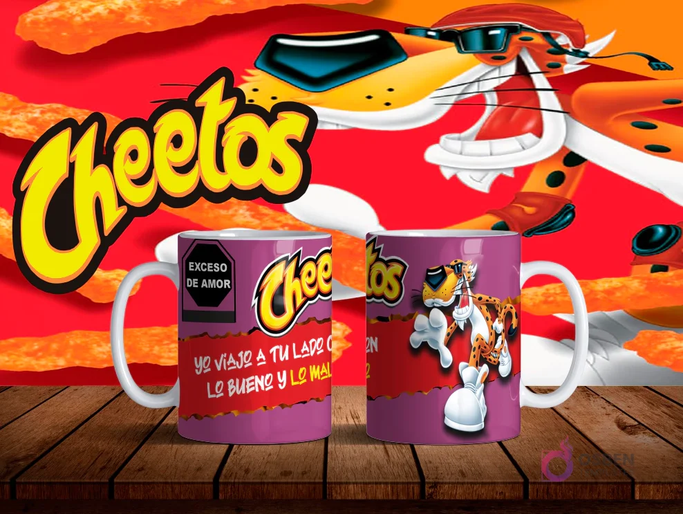 Mockup de dos tazas blancas con diseños de Chester Cheetos en morado y frase de amor 'Yo viajé a tu lado en lo bueno y lo malo' sobre fondo naranja de Cheetos.