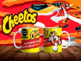 Mockup de dos tazas blancas con diseños de Chester Cheetos en amarillo y frase de amor 'Me gustan más tus picositos que los Extra Hot' sobre fondo naranja de Cheetos.