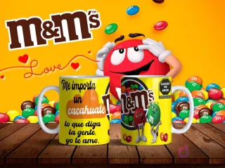 Mockup de dos tazas blancas con diseños de M&M's en amarillo y frase 'Me importa un cacahuate lo que diga la gente, yo te amo' sobre fondo amarillo con personajes M&M's.