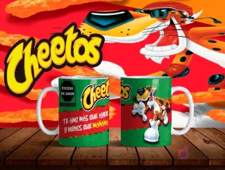 Mockup de dos tazas blancas con diseños de Chester Cheetos en verde y frase de amor 'Te amo más que ayer y menos que mañana' sobre fondo naranja de Cheetos.