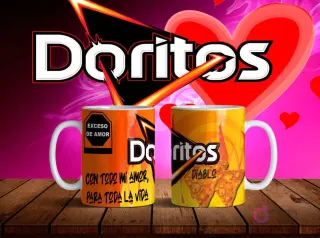 Mockup de dos tazas blancas con diseños de Doritos Diablo en naranja y frase 'Con todo mi amor, para toda la vida' sobre fondo degradado rosa y negro con logo Doritos.