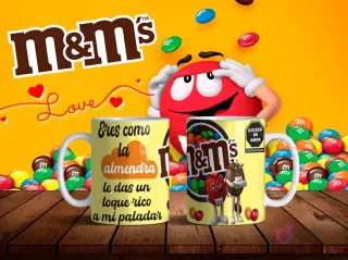 Mockup de dos tazas blancas con diseños de M&M's de almendra en amarillo y frase 'Eres como la almendra, le das un toque rico a mi paladar' sobre fondo amarillo con personajes M&M's.