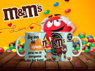 Mockup de dos tazas blancas con diseños de M&M's en amarillo y frase 'Soy tan del espresso pero no se compara con tus besos' sobre fondo amarillo con personajes M&M's.