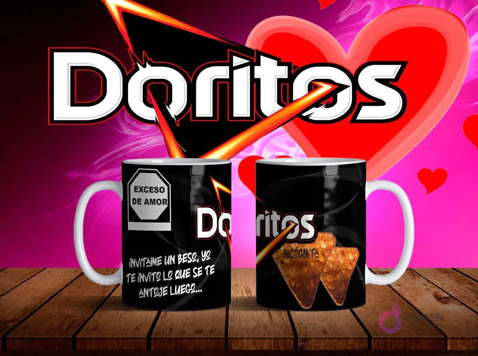 Mockup de dos tazas blancas con diseños de Doritos Incógnita en negro y frase 'Invítame un beso, yo te invito lo que se te antoje luego' sobre fondo degradado rosa y negro con logo Doritos.