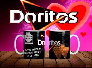 Mockup de dos tazas blancas con diseños de Doritos Incógnita en negro y frase 'Invítame un beso, yo te invito lo que se te antoje luego' sobre fondo degradado rosa y negro con logo Doritos.