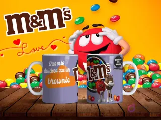 Mockup de dos tazas blancas con diseños de M&M's de brownie en morado y frase 'Eres más deliciosa que un brownie' sobre fondo amarillo con personajes M&M's.
