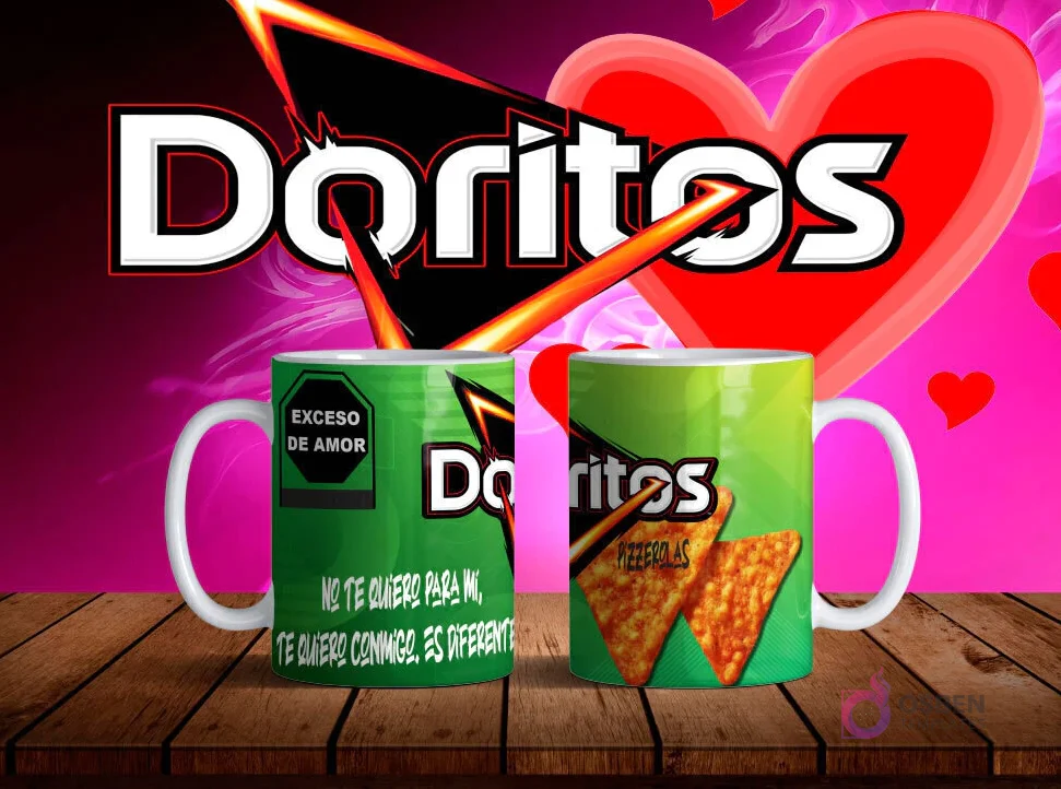 Mockup de dos tazas blancas con diseños de Doritos Pizzarolas en verde y frase 'No te quiero para mí, te quiero conmigo, es diferente' sobre fondo degradado rosa y negro con logo Doritos.