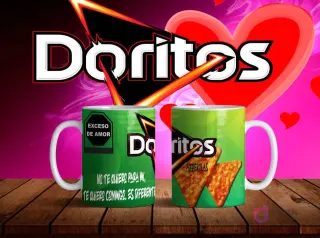 Mockup de dos tazas blancas con diseños de Doritos Pizzarolas en verde y frase 'No te quiero para mí, te quiero conmigo, es diferente' sobre fondo degradado rosa y negro con logo Doritos.