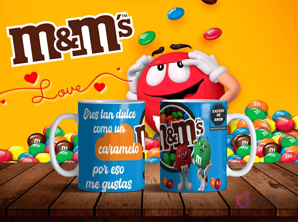 Mockup de dos tazas blancas con diseños de M&M's de caramelo en azul y frase 'Eres tan dulce como un caramelo, por eso me gustas' sobre fondo amarillo con personajes M&M's.