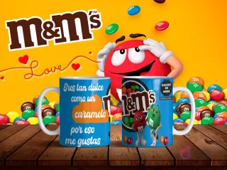 Mockup de dos tazas blancas con diseños de M&M's de caramelo en azul y frase 'Eres tan dulce como un caramelo, por eso me gustas' sobre fondo amarillo con personajes M&M's.